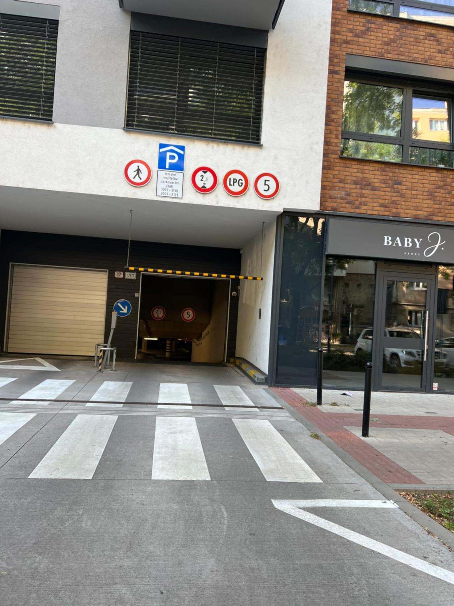 Lia Apartman - Private Parking บราติสลาวา ภายนอก รูปภาพ